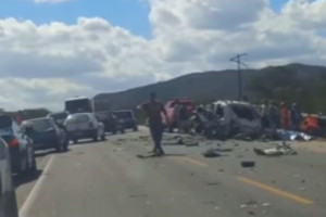 Duas pessoas morrem em colisão entre carros na BR-232, entre Pesqueira e Arcoverde
