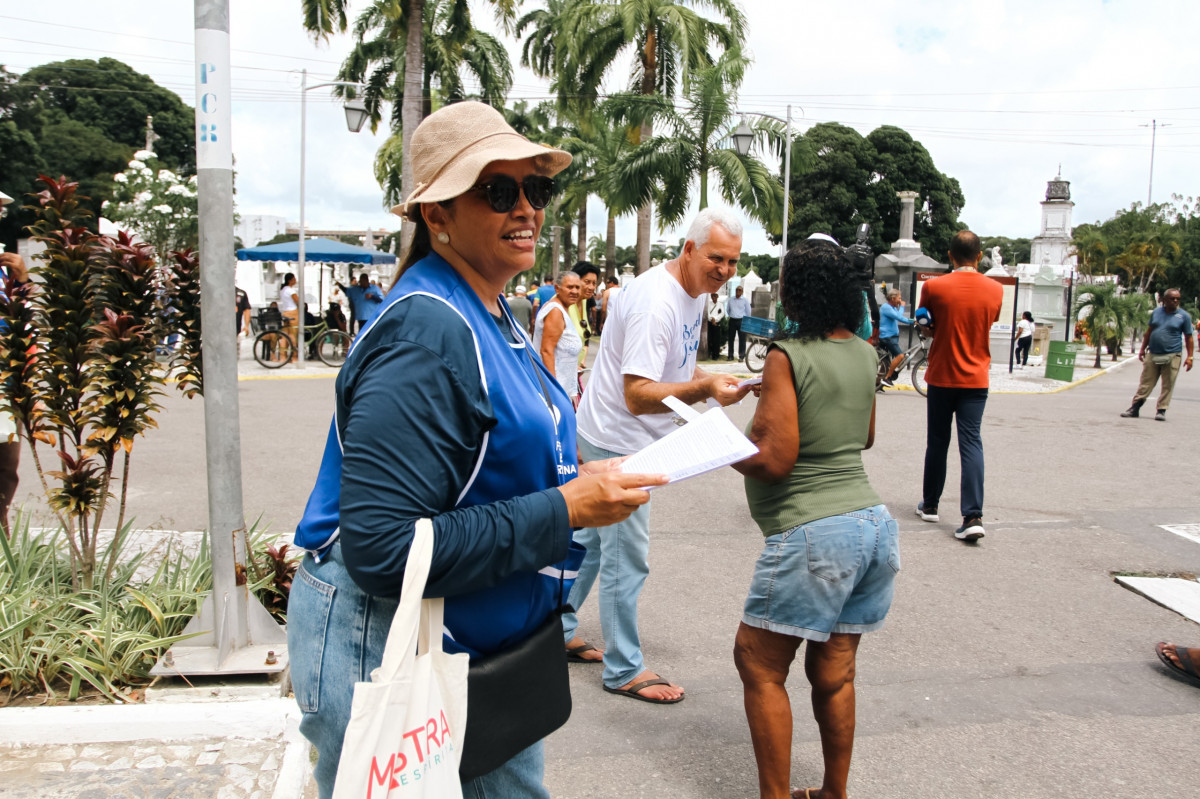 Autoridades e praticantes de diversas religiões marcaram presença no Cemitério de Santo Amaro, para levar consolo aos enlutados e lembrar os mortos (Melissa Fernandes/DP Foto)