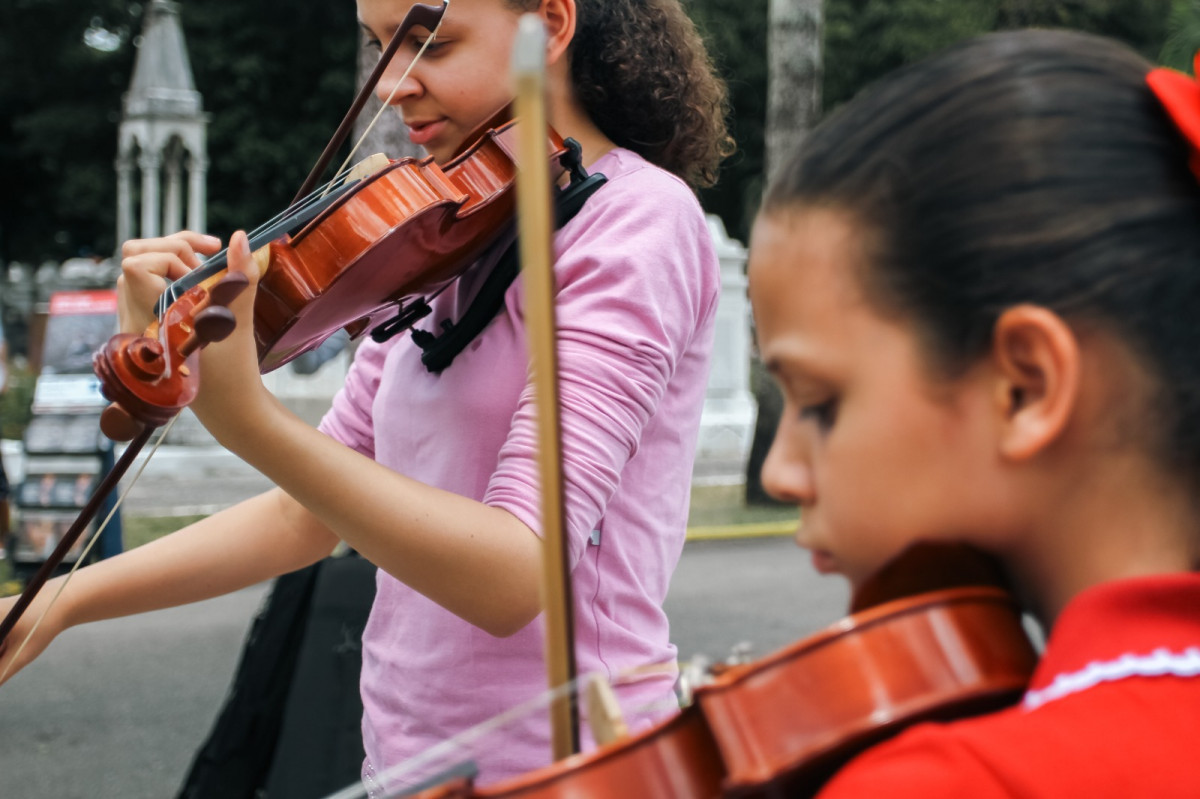 Autoridades e praticantes de diversas religiões marcaram presença no Cemitério de Santo Amaro, para levar consolo aos enlutados e lembrar os mortos (Melissa Fernandes/DP Foto)