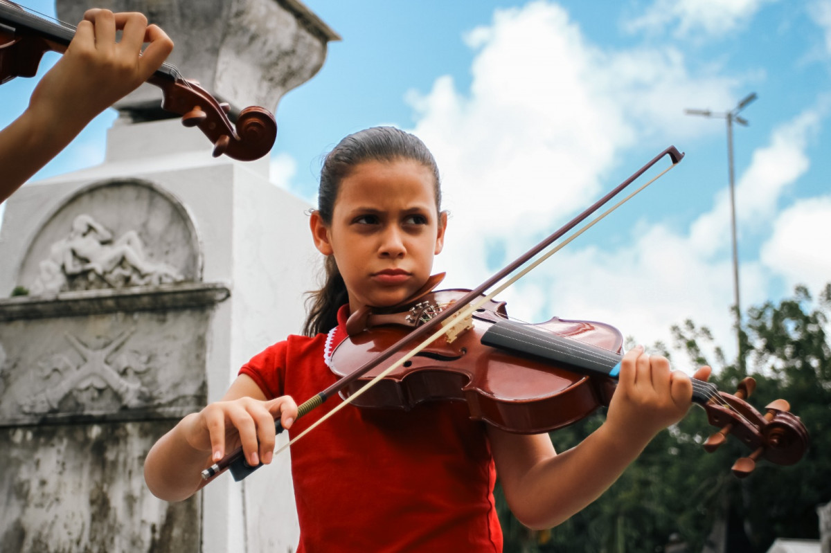 Autoridades e praticantes de diversas religiões marcaram presença no Cemitério de Santo Amaro, para levar consolo aos enlutados e lembrar os mortos (Melissa Fernandes/DP Foto)