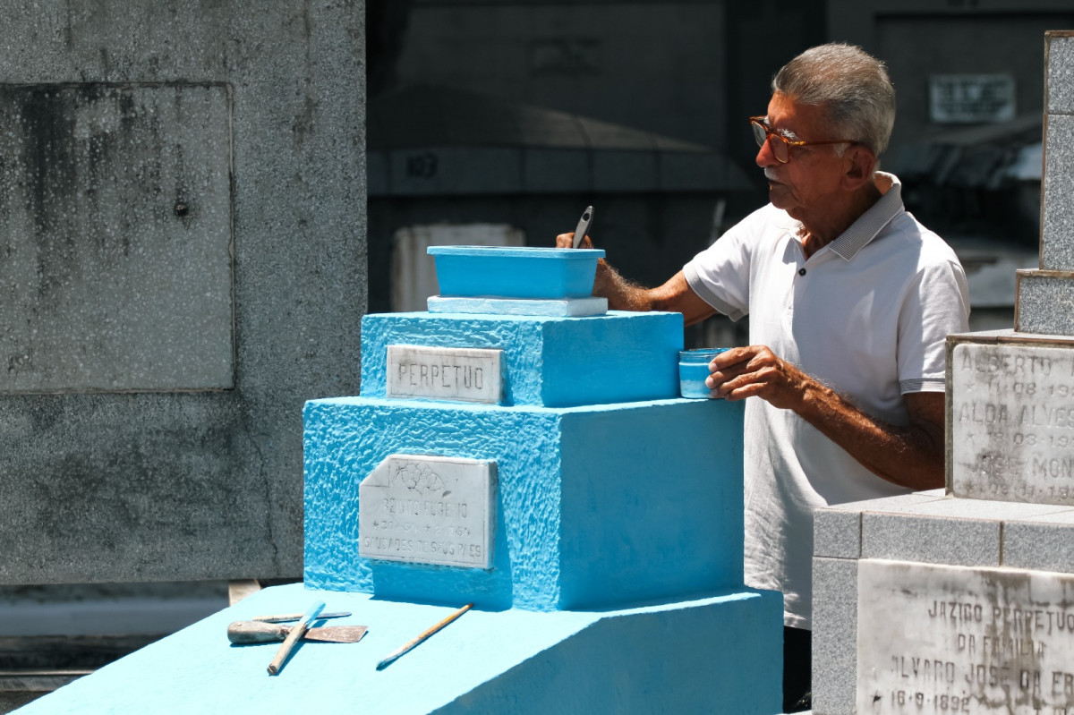 Autoridades e praticantes de diversas religiões marcaram presença no Cemitério de Santo Amaro, para levar consolo aos enlutados e lembrar os mortos (Melissa Fernandes/DP Foto)