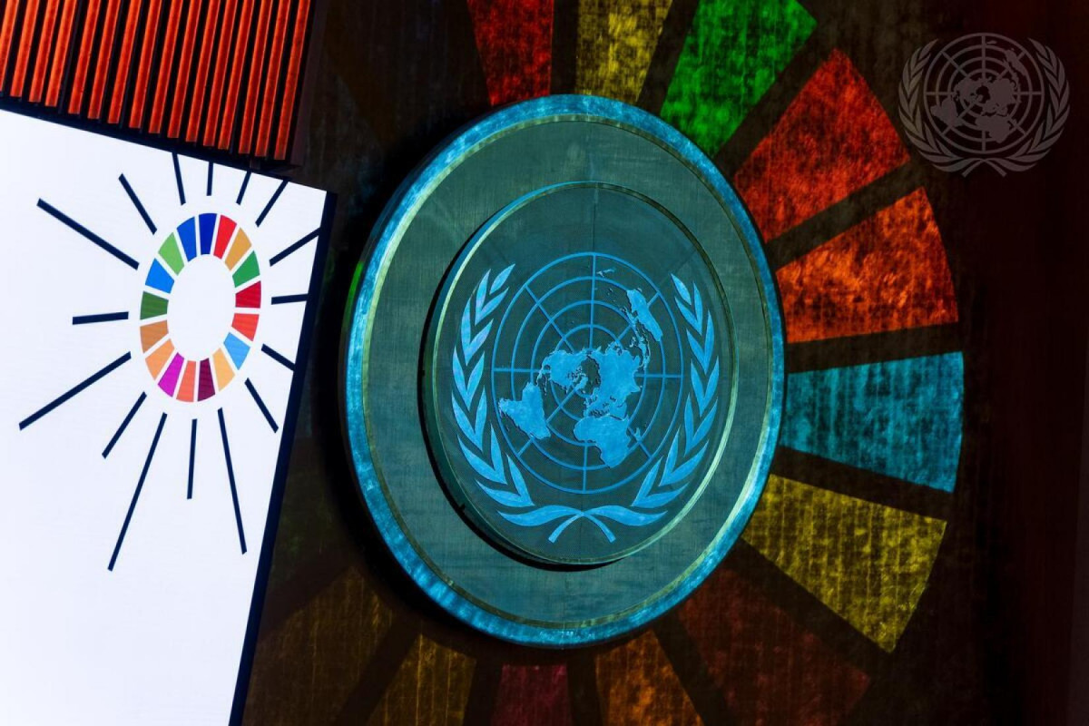emblema da ONU no salão da Assembleia Geral/ONU/Cia Pak
