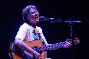 Lô Borges em show do projeto "Uma voz, um instrumento"