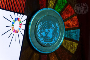 emblema da ONU no salão da Assembleia Geral