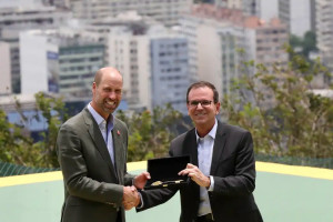 O príncipe William recebeu a chave da cidade do prefeito do Rio, Eduardo Paes