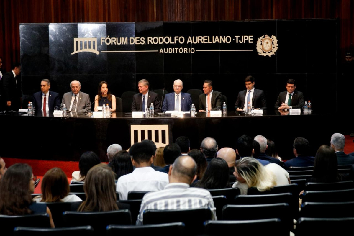 Fachin esteve, nesta segunda (3), no evento de início do Mês Nacional od Júri 2025, no Fórum Des. Rodolfo Aureliano, na Ilha de Joana Bezerra, na Zona Sul da capital. (Foto: Marina Torres/DP Foto)