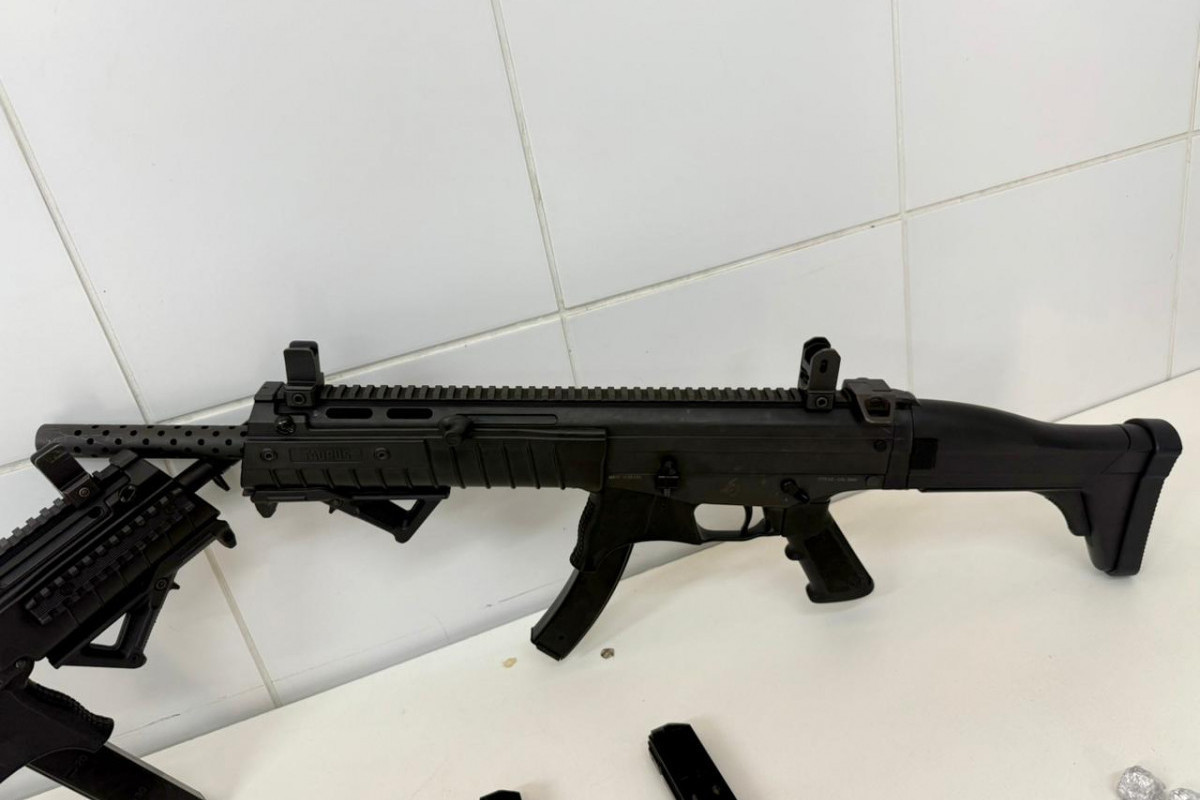 Além das armas, os policiais apreenderam 116 "big bigs" de maconha, 250 pedras de crack, 40 gramas da mesma droga e duas balanças de precisão. (Foto: Divulgação / PMPE)