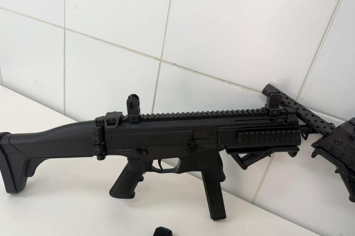 Além das armas, os policiais apreenderam 116 "big bigs" de maconha, 250 pedras de crack, 40 gramas da mesma droga e duas balanças de precisão. (Foto: Divulgação / PMPE)