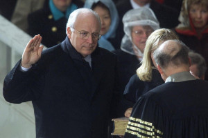 (ARQUIVO) O vice-presidente dos EUA, Dick Cheney (à esquerda), presta juramento durante a cerimônia de posse de Cheney e do presidente George W. Bush em 20 de janeiro de 2001, no Capitólio dos EUA, em Washington, D.C. Dick Cheney, que se tornou um dos vice-presidentes mais poderosos da história dos EUA como o número dois de George W. Bush durante o 11 de setembro e as catastróficas guerras no Afeganistão e no Iraque, morreu em 3 de novembro de 2025. Ele tinha 84 anos. (Foto de LUKE FRAZZA / AFP)