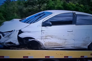 Carro do motorista por aplicativo sendo rebocado no guincho