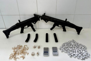 Além das armas, os policiais apreenderam 116 "big bigs" de maconha, 250 pedras de crack, 40 gramas da mesma droga e duas balanças de precisão.