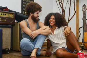 Os músicos Martins e Josyara durante ensaio para o show "Deu Match"