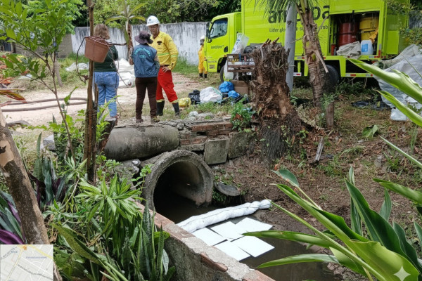 CPRH investiga de onde veio combustível que poluiu canal no Recife
 (Foto: Divulgação)