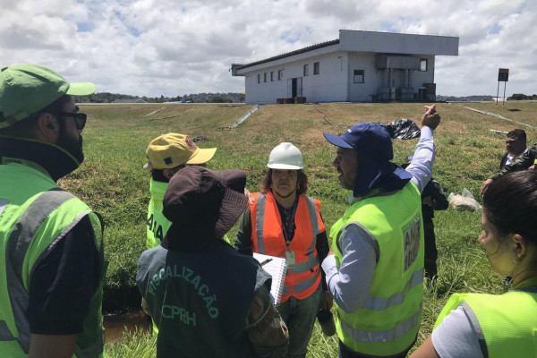 Técnicos da CPRH analisam origem de combustível que teria contaminado canal na Zona Sul do Recife
 (Foto: Divulgação)