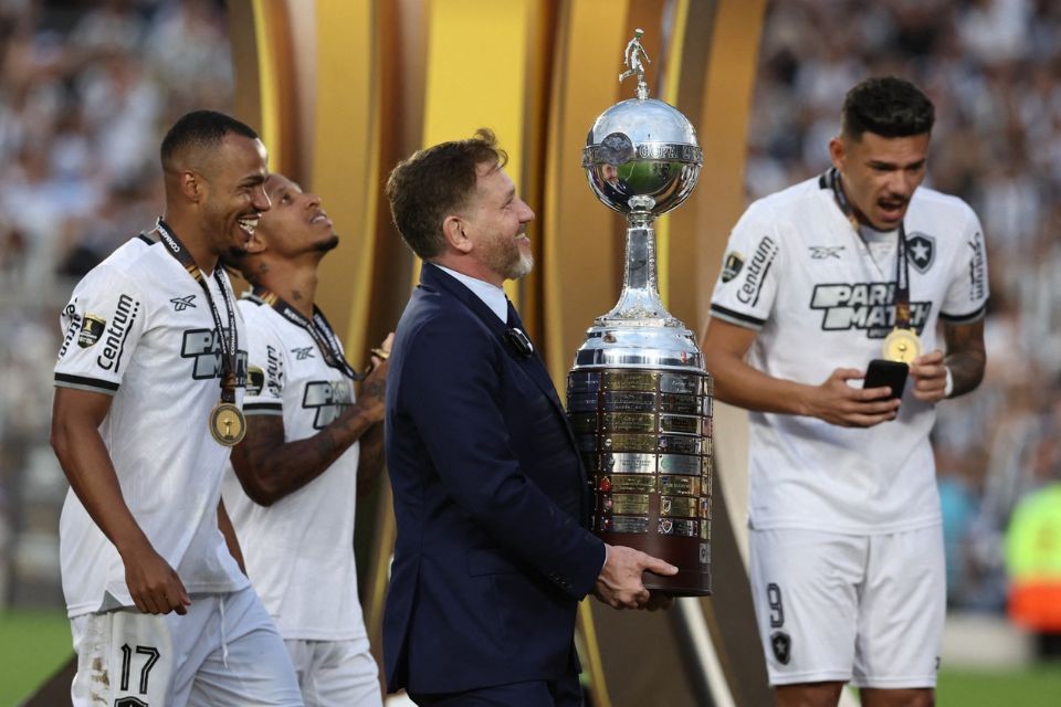 Alejandro Dominguez, presidente da Conmebol, durante entrega do título da Libertadores em 2024/ALEJANDRO PAGNI / AFP