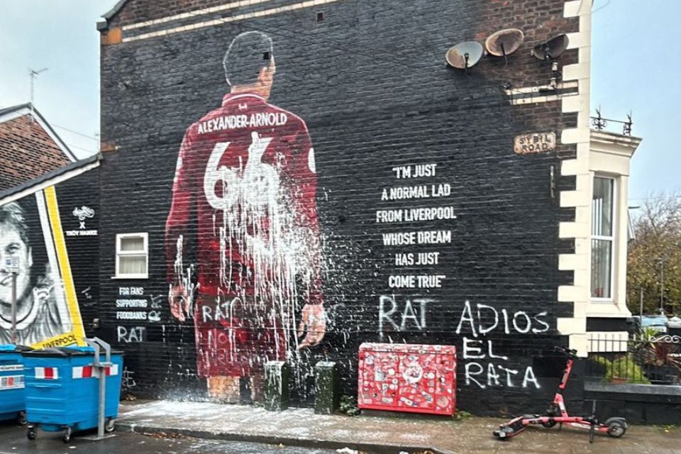 Mural de Arnold, ex-jogador do Liverpool/Reprodução