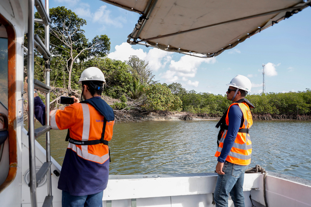 Técnicos fizeram vistoria em área de dragagem /Porto de Suape