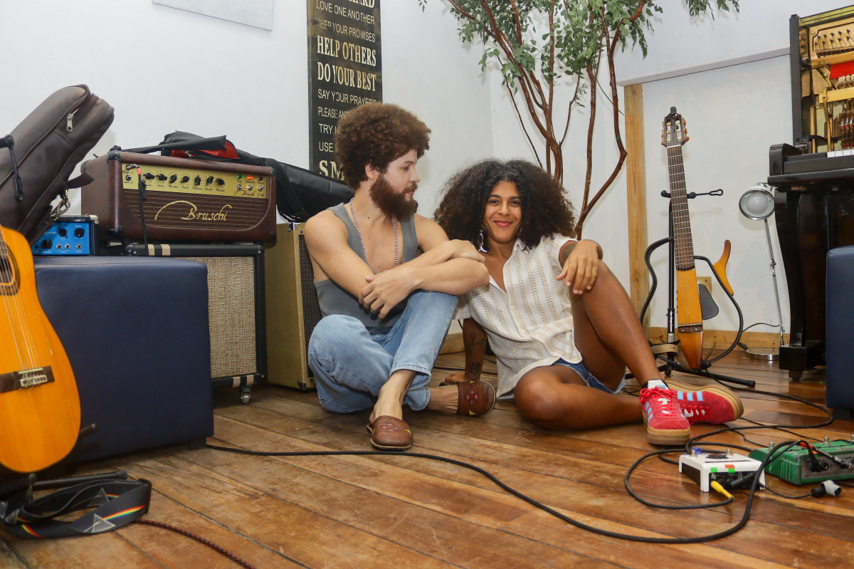 Os músicos Martins e Josyara durante ensaio para o show "Deu Match" (Foto: Ruan Pablo/Arquivo DP)