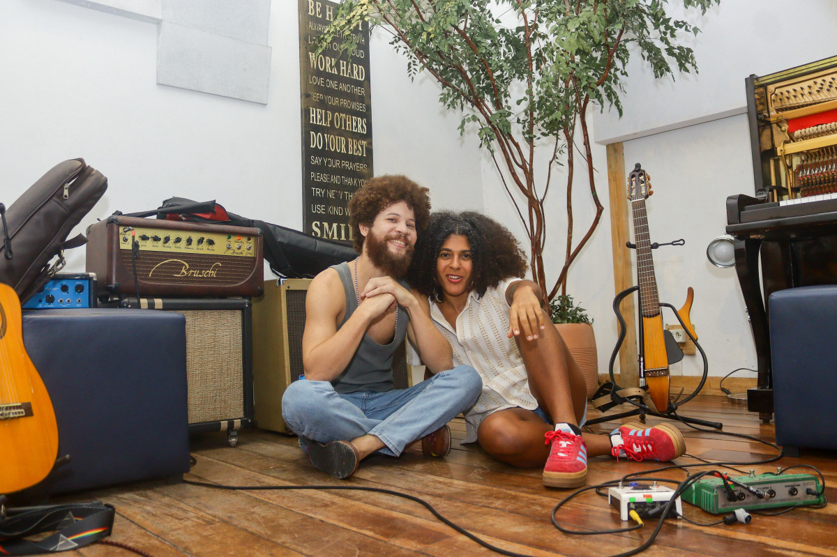 Os músicos Martins e Josyara durante ensaio para o show "Deu Match" (Foto: Ruan Pablo/Arquivo DP)