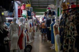 Santa Cruz do Capibaribe, PE, 31/10/2025 - MODA CENTER SANTA CRUZ DO CAPIBARIBE - Imagens da movimentação no Moda Center em Santa Cruz do Capibaribe.