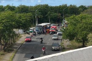Acidente entre moto e ônibus BRT deixa duas pessoas feridas na PE-001, entre Recife e Olinda
