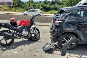 Motociclista de aplicativo morre e passageira fica ferida após colisão na BR-232, em Jaboatão
