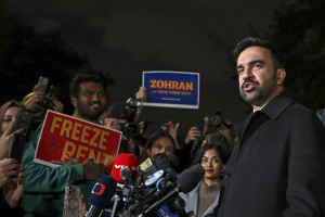 O candidato democrata à prefeitura de Nova York, Zohran Mamdani, discursa durante um evento de campanha em Nova York, em 3 de novembro de 2025.