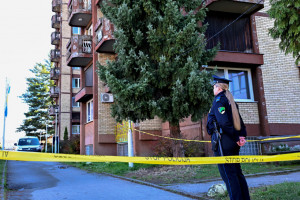 Um policial bósnio faz a guarda enquanto outros policiais isolam a área durante uma investigação sobre o incêndio mortal ocorrido no dia anterior em um lar de idosos na cidade de Tuzla, no nordeste da Bósnia, em 5 de novembro de 2025. Um incêndio em um lar de idosos no nordeste da Bósnia matou 11 pessoas e feriu pelo menos 30, informou a polícia em 5 de novembro de 2025, enquanto os investigadores continuam a apurar a causa do incêndio. (Foto de ELVIS BARUKCIC / AFP)