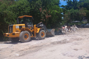 Após denúncia, Prefeitura do Recife realiza limpeza em área de descarte irregular em Boa Viagem
