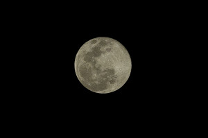 Superlua ocorre quando a lua cheia acontece próxima ao perigeu, o que resulta em uma lua cheia ligeiramente maior e mais brilhante do que as demais