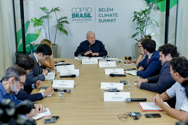 O presidente Lula durante entrevista a jornalistas estrangeiros. Ele comentou a ação no Rio pela primeira vez 