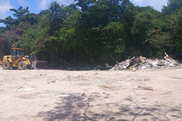 Após denúncia, Prefeitura do Recife realiza limpeza em área de descarte irregular em Boa Viagem
