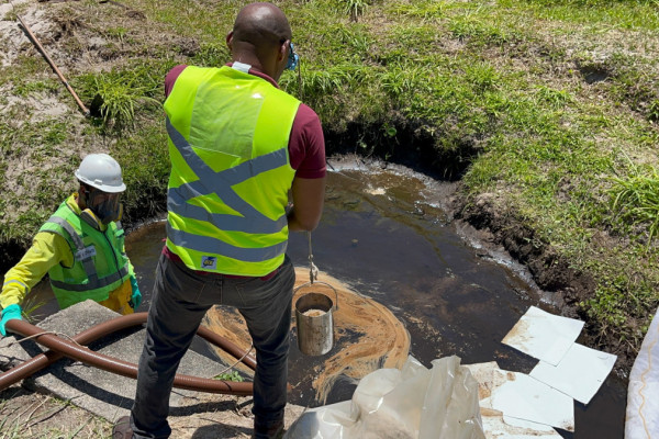 Agentes da CPRH coletam amostras de vazamento no Ipsep