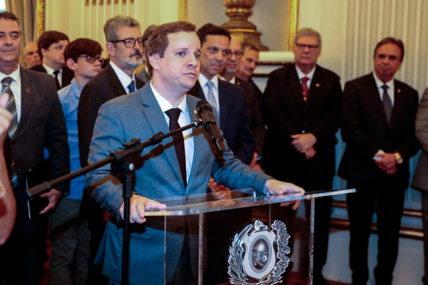 Desembargador Carlos Gil Filho participa de solenidade de posse no TJPE (Foto: Crysli Viana/DP Foto)