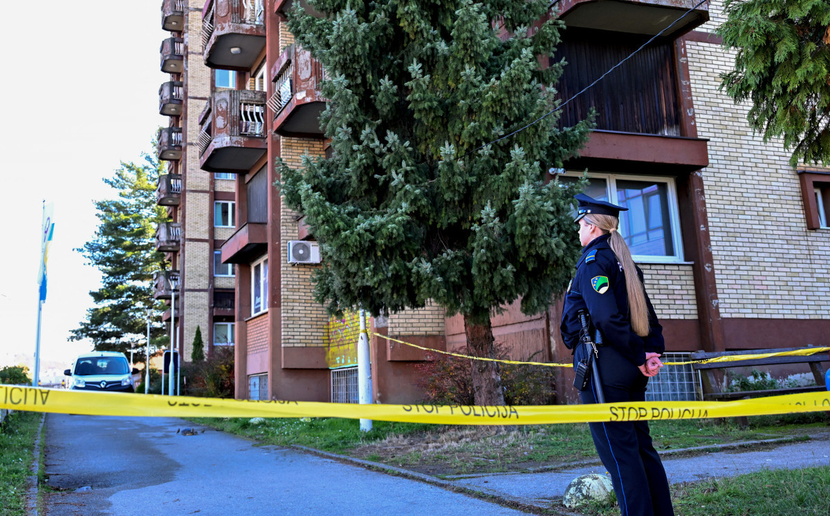 Um policial bósnio faz a guarda enquanto outros policiais isolam a área durante uma investigação sobre o incêndio mortal ocorrido no dia anterior em um lar de idosos na cidade de Tuzla, no nordeste da Bósnia, em 5 de novembro de 2025. Um incêndio em um lar de idosos no nordeste da Bósnia matou 11 pessoas e feriu pelo menos 30, informou a polícia em 5 de novembro de 2025, enquanto os investigadores continuam a apurar a causa do incêndio. (Foto de ELVIS BARUKCIC / AFP)/ AFP