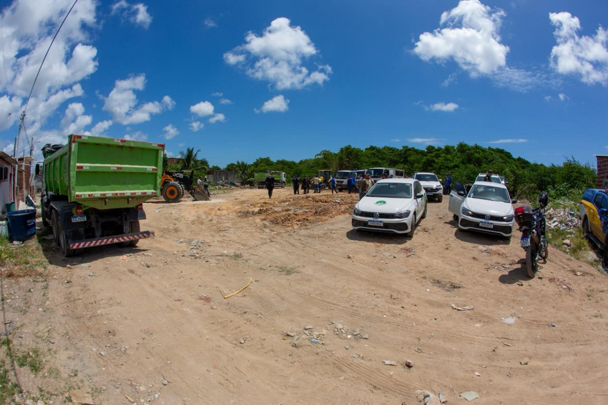 A operação foi deflagrada pela Secretaria Executiva de Controle Ambiental e Fiscalização da Prefeitura do Recife (Foto: Rafael Vieira/DP Foto)