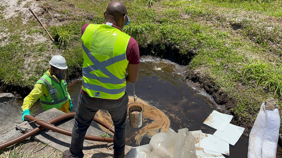 Agentes da CPRH coletam amostras de vazamento no Ipsep/Divulgação