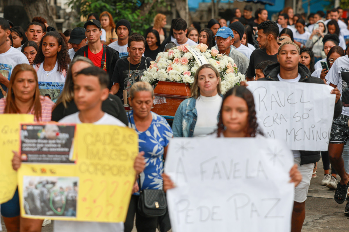 Rio de Janeiro (RJ), 31/10/2025 – Sepultamento de Ravel Rios uma das vitimas da operação contenção, no cemitério de cemitério de Inhaúma./Foto: Joédson Alves/Agência Brasil