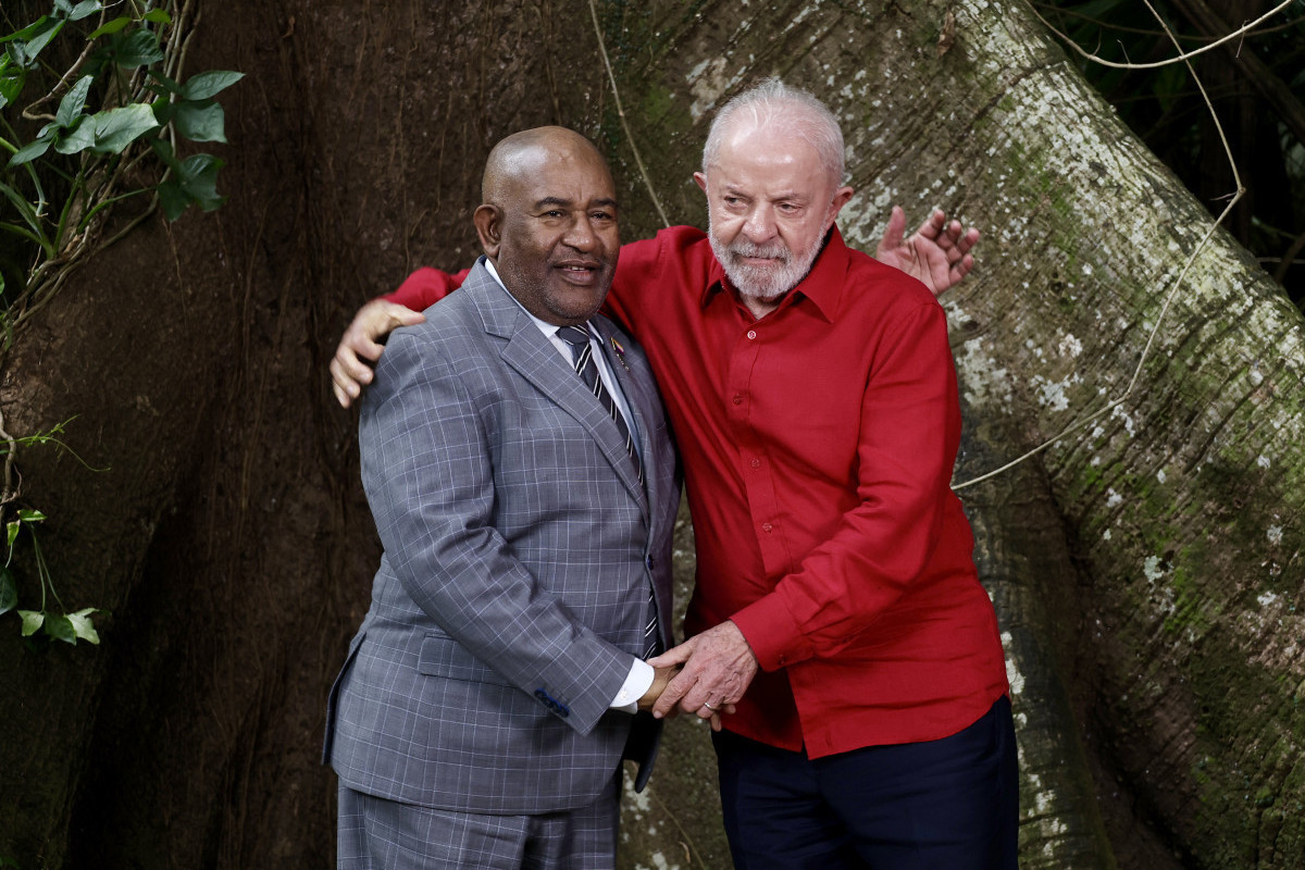 O presidente do Brasil, Luiz Inácio Lula da Silva (à direita), e o presidente de Comores, Azali Assoumani, se cumprimentam durante uma reunião em Belém, no estado do Pará, em 5 de novembro de 2025. ( Tarso Sarraf / AFP)