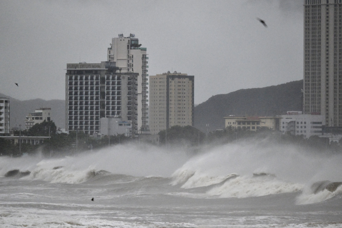 Ondas quebram na praia de Quy Nhon antes da chegada do tufão Kalmaegi na província de Gia Lai, no centro do Vietnã, em 6 de novembro de 2025. A previsão é de que o tufão atinja o centro do Vietnã no final do dia 6 de novembro, trazendo ondas de até oito metros (26 pés) e fortes marés de tempestade, de acordo com o serviço meteorológico nacional. (Foto de NHAC NGUYEN / AFP) ( AFP)
