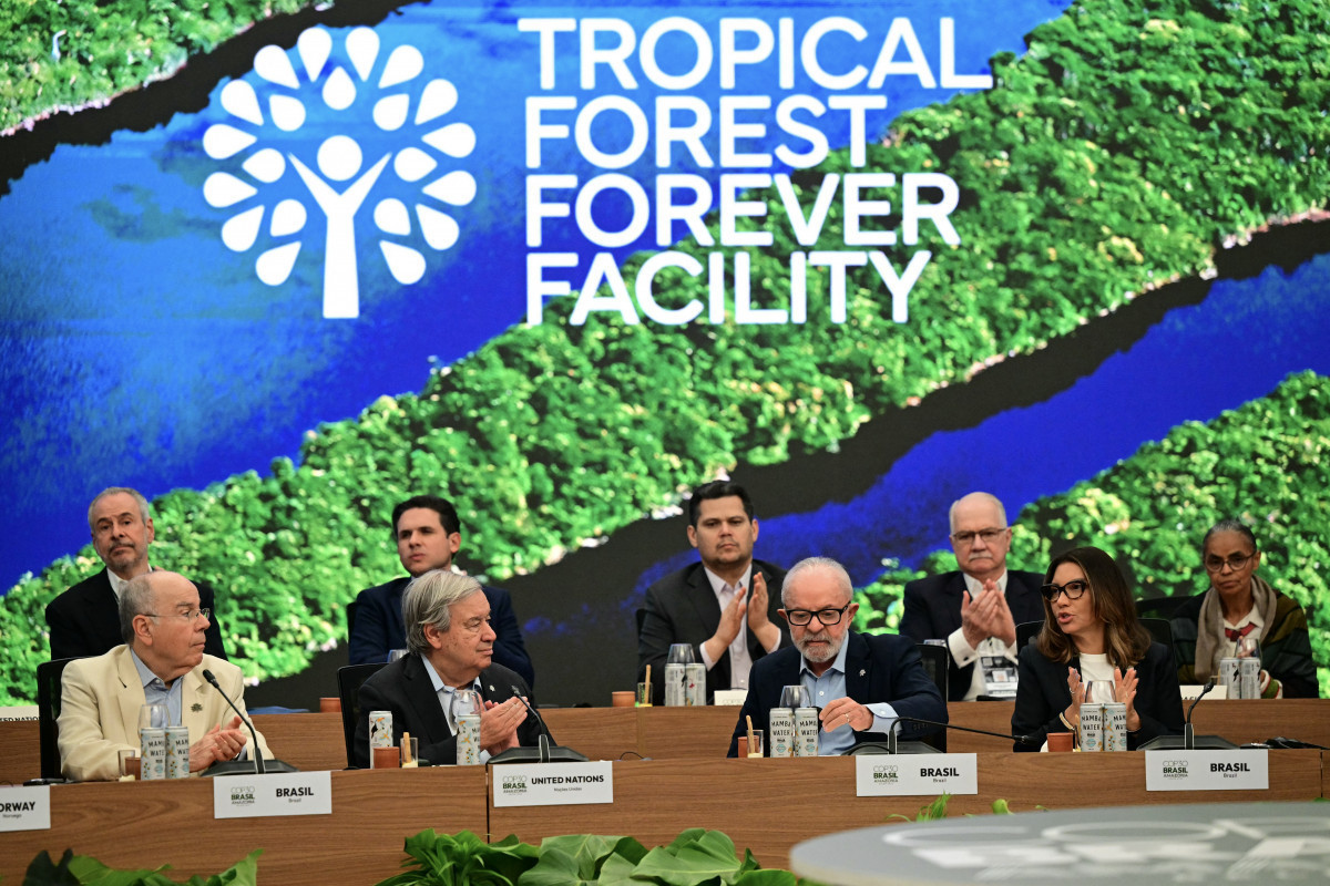 O Ministro das RelaÃ§Ãµes Exteriores do Brasil, Mauro Vieira, o SecretÃ¡rio-Geral da ONU, AntÃ³nio Guterres, o Presidente do Brasil, Luiz InÃ¡cio Lula da Silva, e a Primeira-Dama, Rosangela da Silva, participam da Mesa Redonda de LÃ­deres para o lanÃ§amento do Mecanismo Florestas Tropicais para Sempre (TFFF) no Ã¢mbito da COP30, a ConferÃªncia das NaÃ§Ãµes Unidas sobre MudanÃ§as ClimÃ¡ticas, em BelÃ©m/Pablo PORCIUNCULA / AFP
