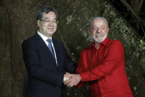 O presidente do Brasil, Luiz Inácio Lula da Silva (à direita), e o vice-primeiro-ministro da China, Ding Xuexiang, se cumprimentam durante uma reunião em Belém, no estado do Pará, em 5 de novembro de 2025.      