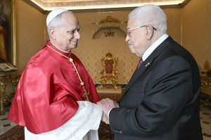 Esta foto, tirada e divulgada em 6 de novembro de 2025 pela Mídia do Vaticano, mostra o Papa Leão XIV durante um encontro com o presidente palestino Mahmoud Abbas no Vaticano. (Foto: Divulgação / Mídia do Vaticano / AFP) 