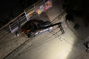 Carro bate em poste e deixa bairro do Monteiro, Zona Norte do Recife, sem energia el&eacute;trica

