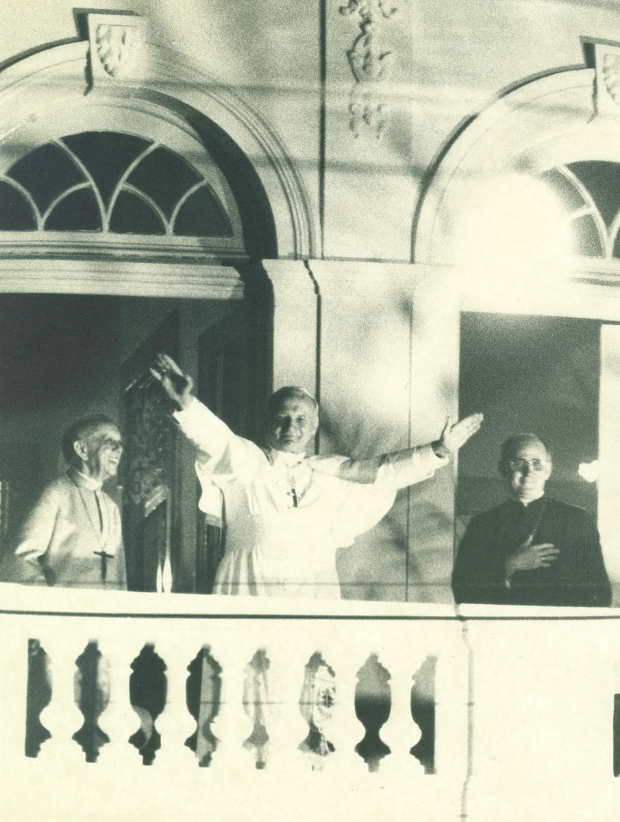 O Papa Joao Paulo II, ao lado de Dom Hélder, acena para populares da sacada do Palacio dos Manguinhos.
