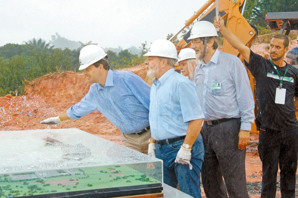 Presidente Luiz Inácio Lula da Silva e Eduardo Campos observam a maquete da refinaria Abreu e Lima