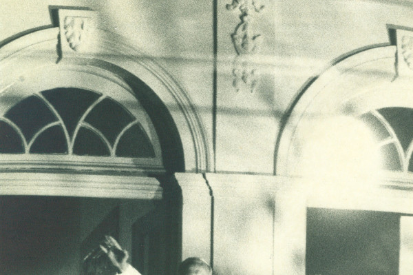  ARQUIVO/DP/O Papa Joao Paulo II, ao lado de Dom Hélder, acena para populares da sacada do Palacio dos Manguinhos.