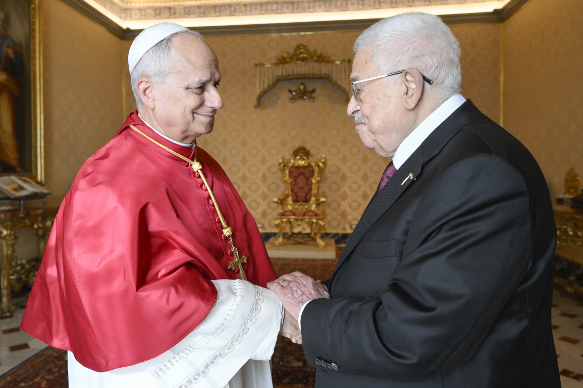 Esta foto, tirada e divulgada em 6 de novembro de 2025 pela Mídia do Vaticano, mostra o Papa Leão XIV durante um encontro com o presidente palestino Mahmoud Abbas no Vaticano. (Foto: Divulgação / Mídia do Vaticano / AFP) / AFP