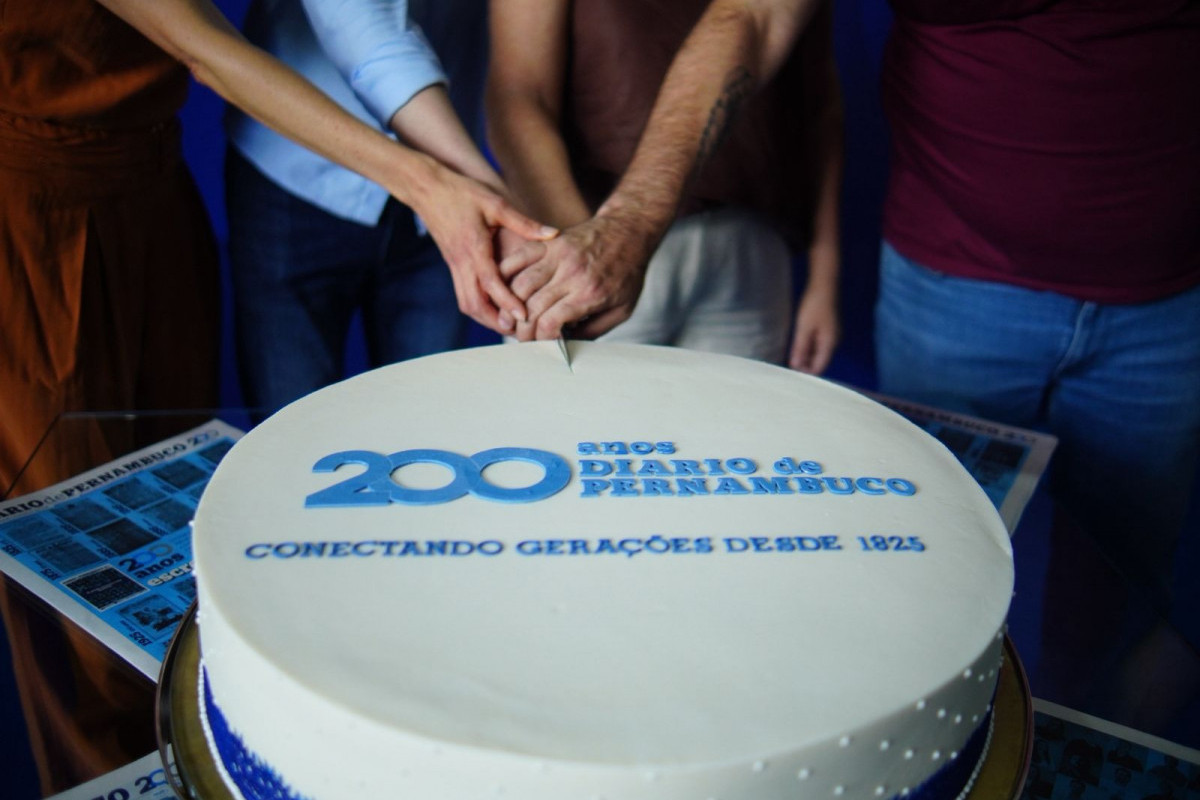 Corte do bolo marca celebração dos 200 anos do Diário de Pernambuco
 (Foto: Francisco Silva/DP)