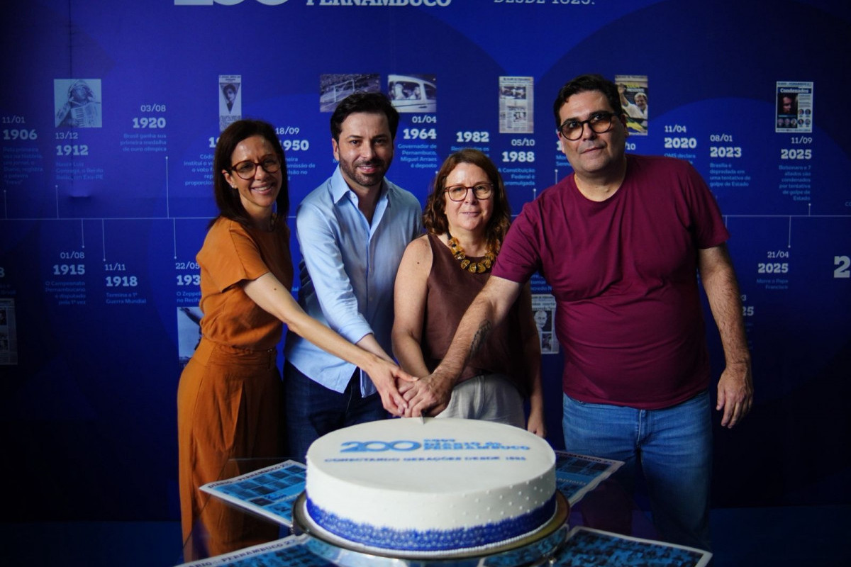 Corte do bolo marca celebra&ccedil;&atilde;o dos 200 anos do Di&aacute;rio de Pernambuco
 (Foto: Francisco Silva/DP)